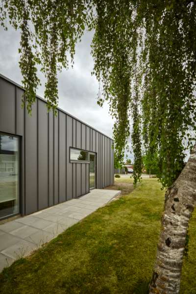 Durable steel profiles house physiotherapists who keep you strong, Ranunkelvej 11A, 6900 Skjern, Denmark